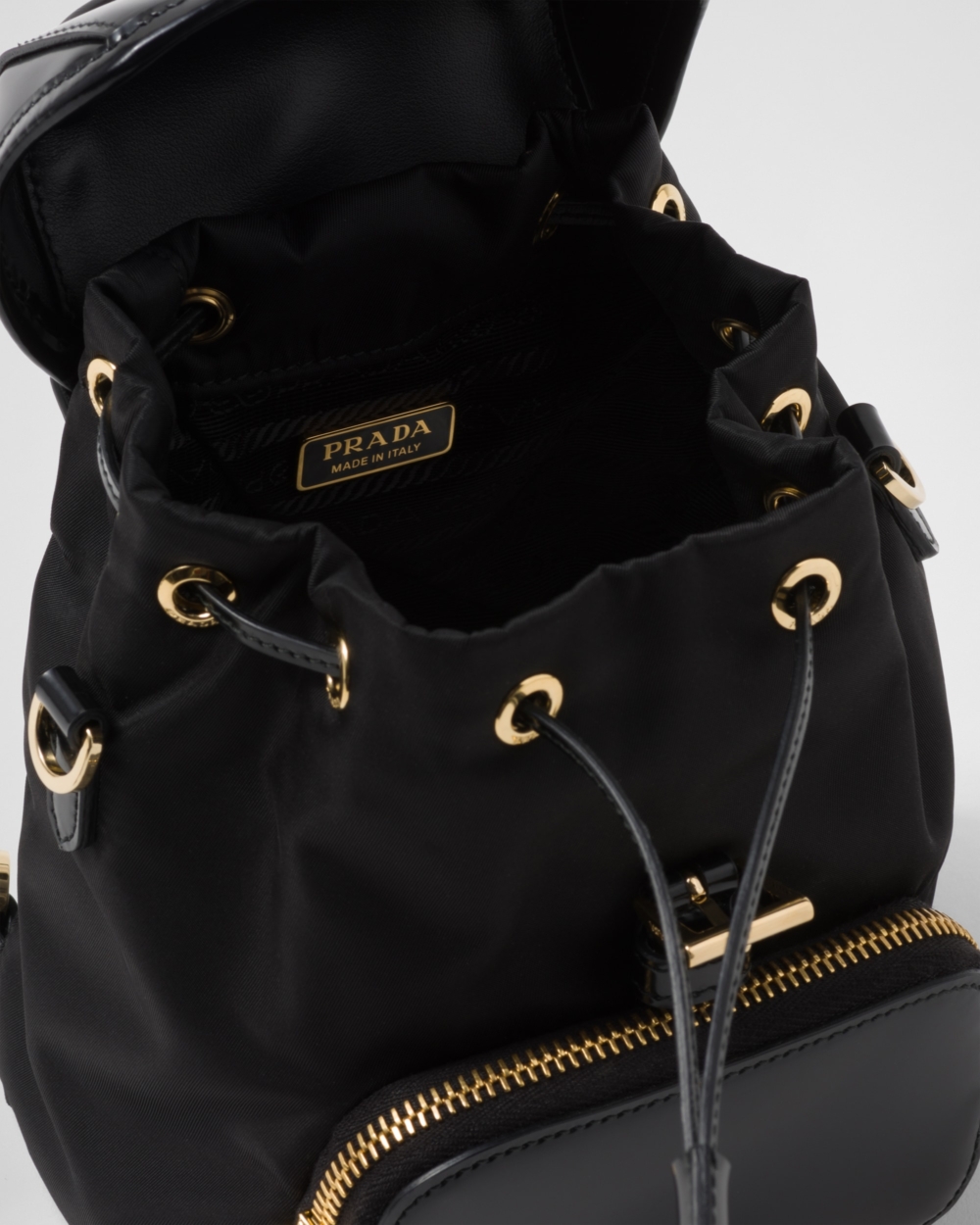 尺寸為W18 × H15 × D11  cm，可以拎在手上或單肩背著