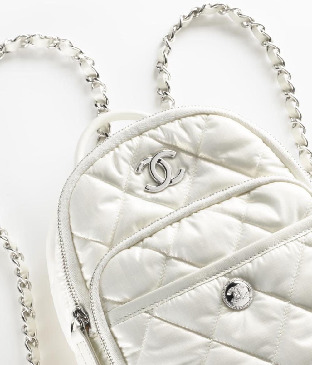 CHANEL Coco Neige系列推出的這款後背包尺寸為W22 × H18 × D10  cm