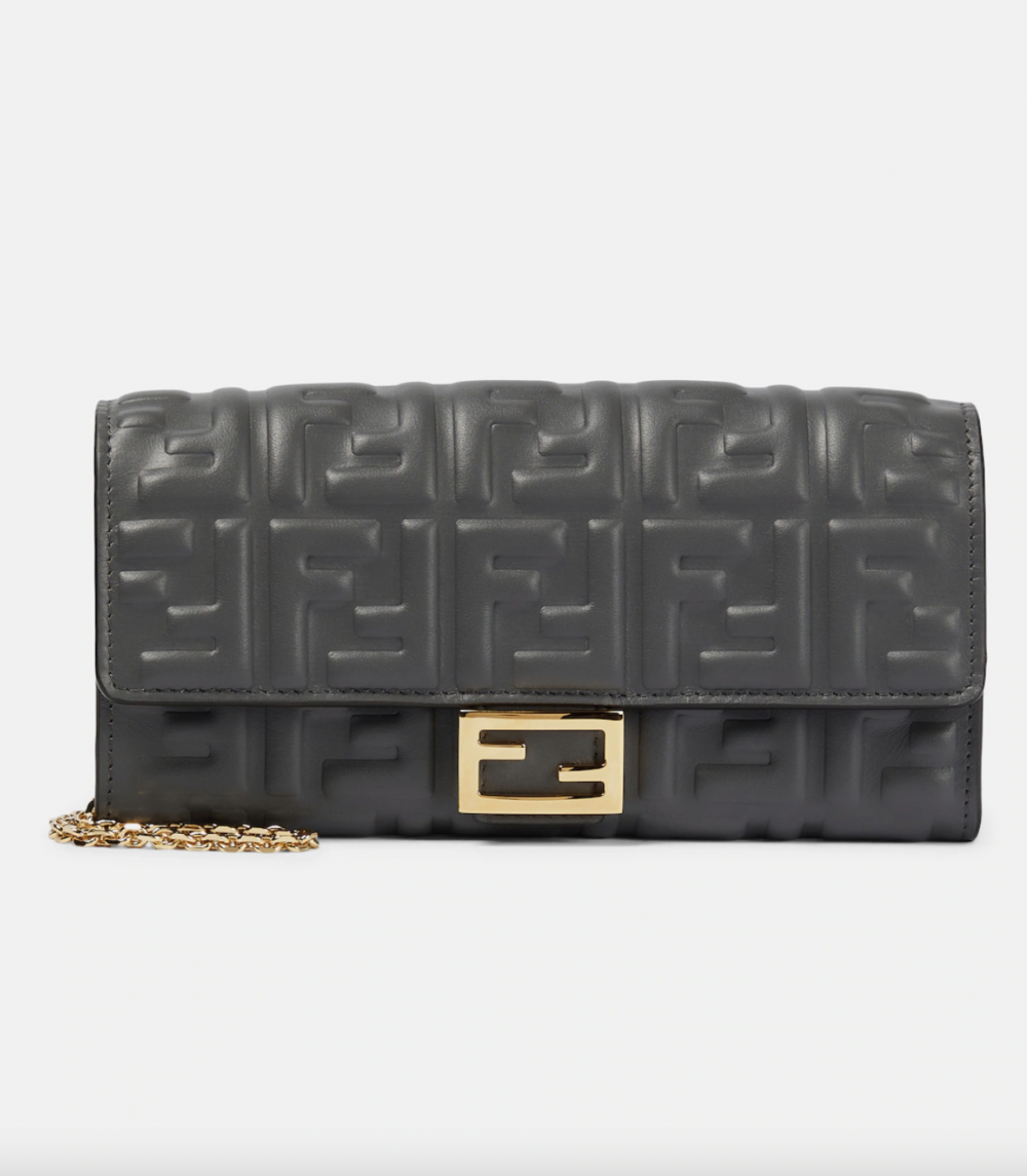 FENDI Baguette Leather Wallet on Chain。