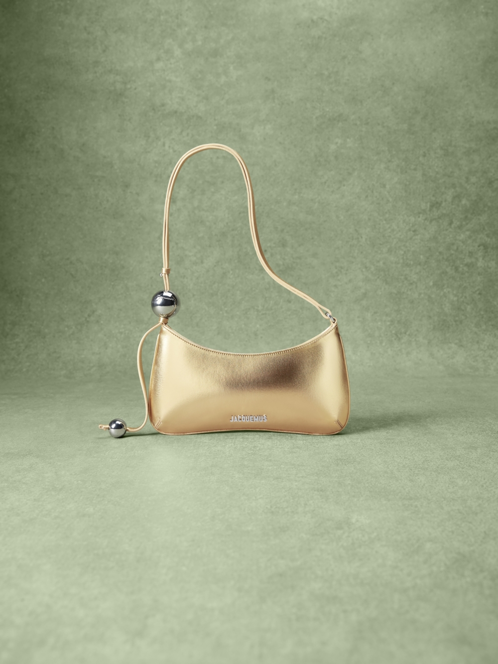 除了服飾鞋履類之外,Jacquemus也推出眾多精緻配飾