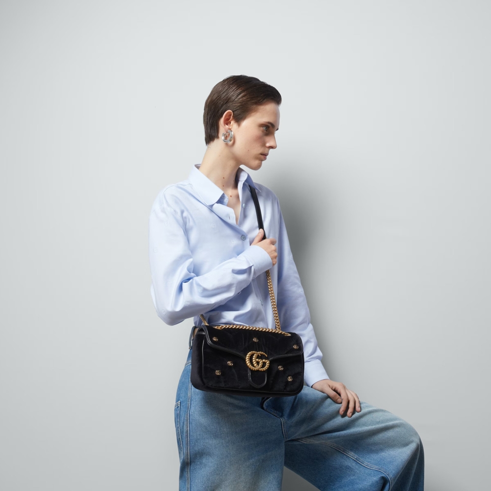 模特兒演繹GG MARMONT SMALL SHOULDER BAG黑色。