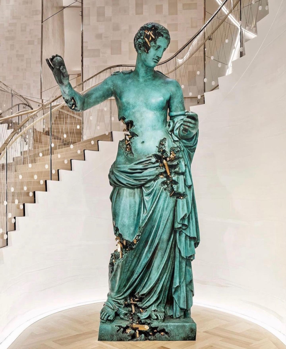 Daniel Arsham的青銅侵蝕《Venus of Arles》雕塑矗立在Tiffany & Co.公司紐約旗艦店樓梯的底部。