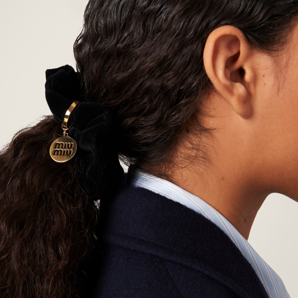 選擇絲絨材質的Miu Miu髮圈散發著一貫的優雅性感