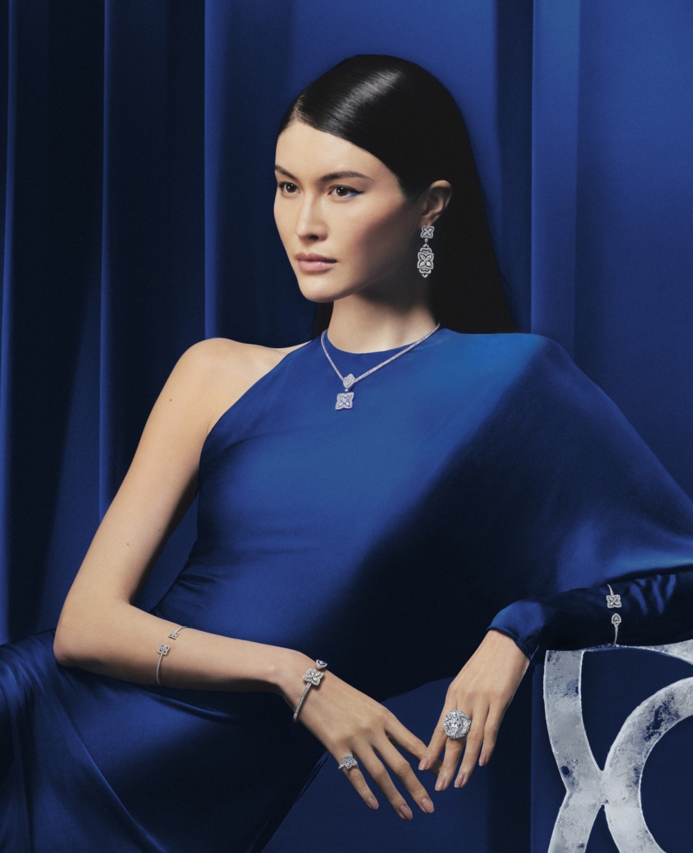 De Beers以天然鑽石帶來Enchanted Lotus系列,宛如置身如夢似幻的冬日幻境,迎接溫馨節日的到來