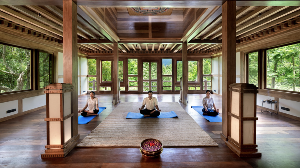 徜徉在舒心的瑜珈課或是不丹傳統熱石浴的幸福裡。