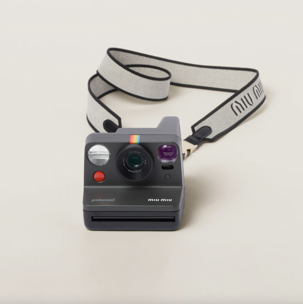 Miu Miu推出的Polaroid × Miu Miu with fabric shoulder strap。