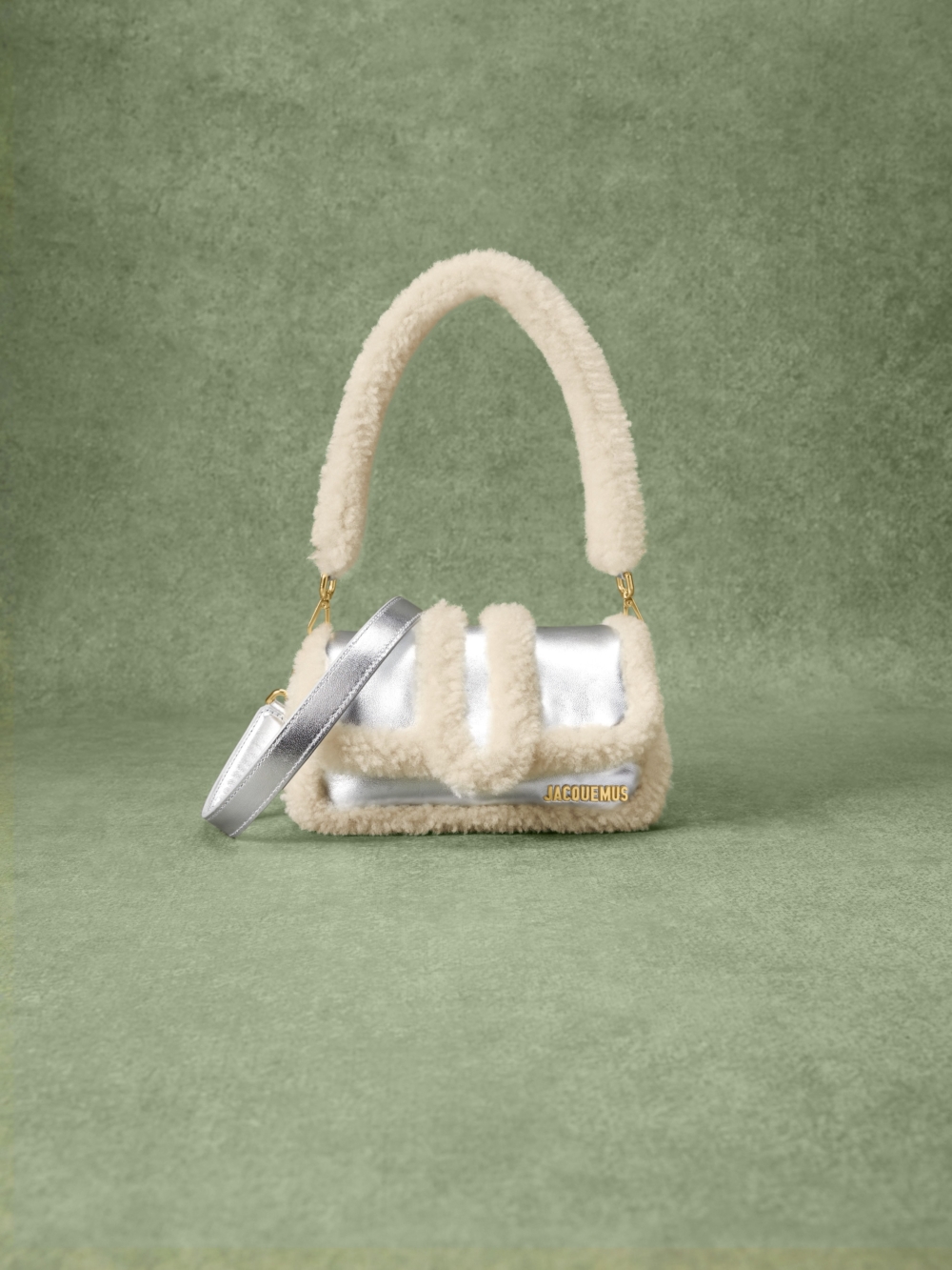 除了服飾鞋履類之外,Jacquemus也推出眾多精緻配飾