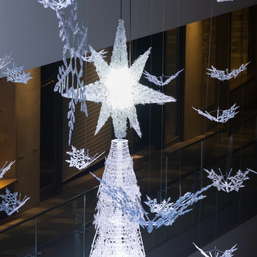 宛如冰雪王國一樣散發出透明光芒的彩燈高約10公尺