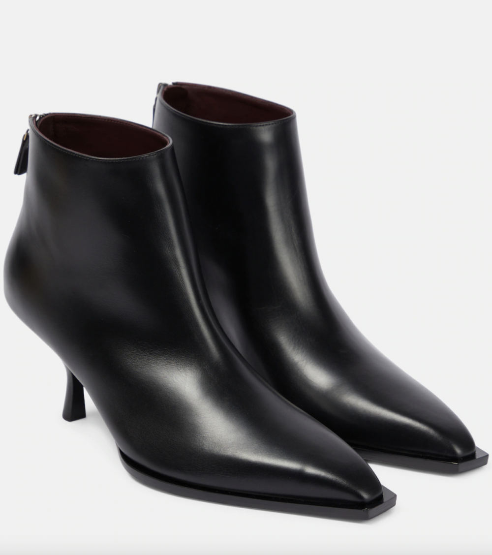 The Row Coco Leather Ankle Boots。