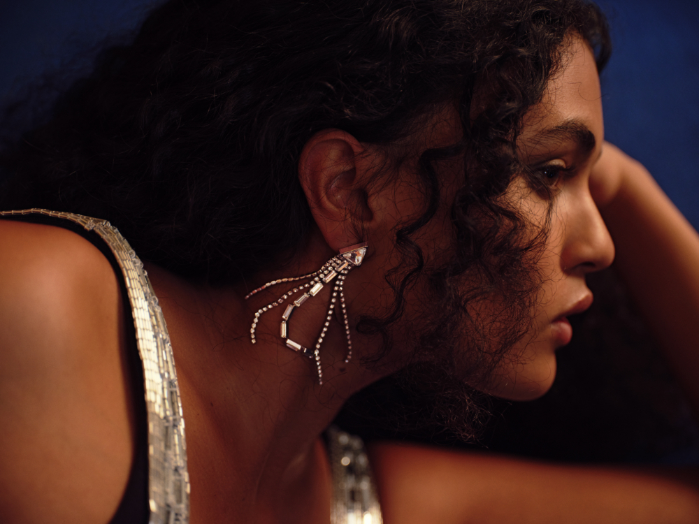 Chloé節日系列的鞋款與配件，挑選經典鞋履系列，換上微妙又搶眼的銀色金屬配色