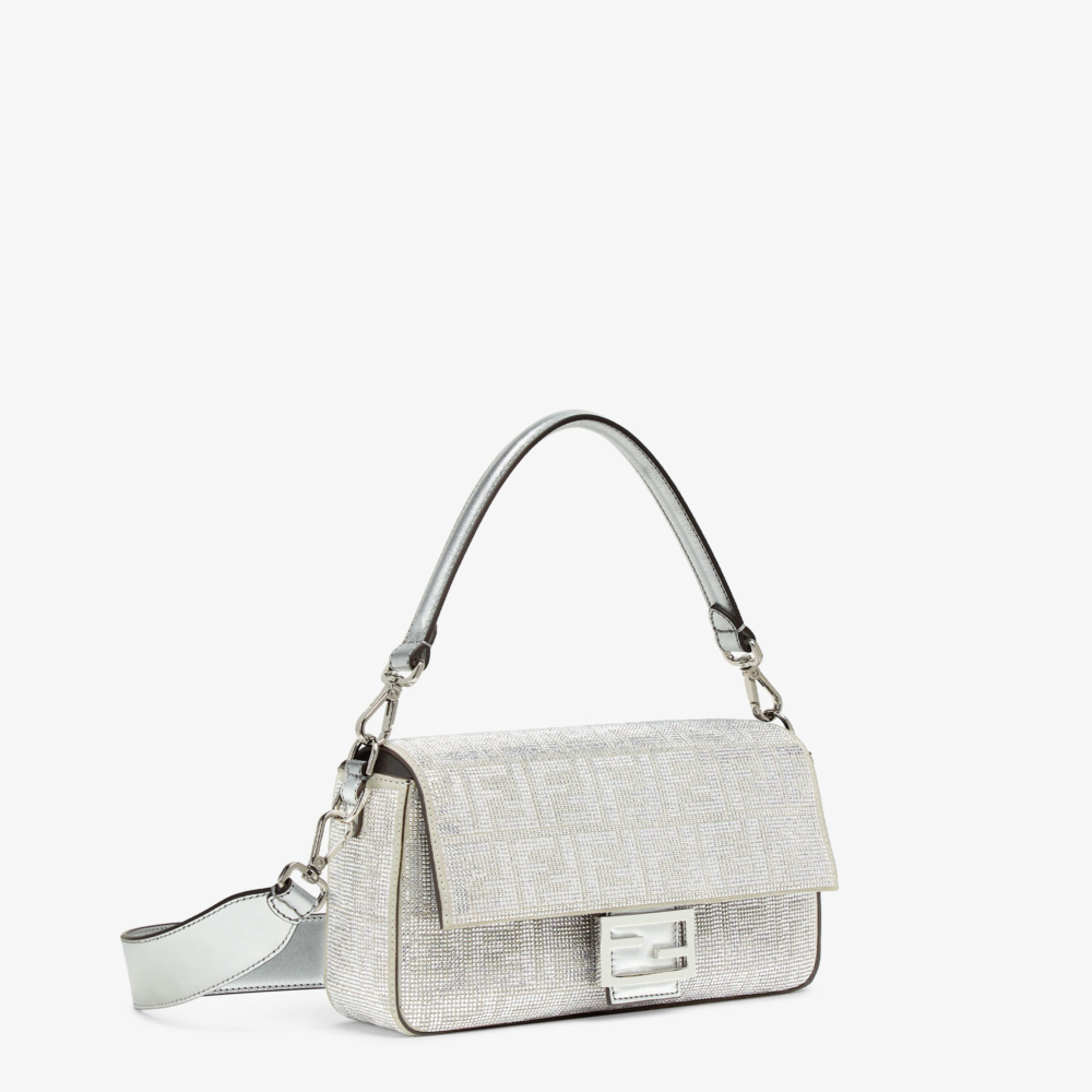 全面覆蓋小顆水晶以及多面飾釘。