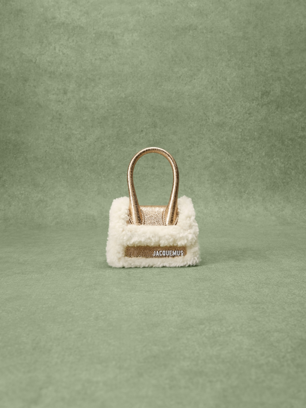 除了服飾鞋履類之外,Jacquemus也推出眾多精緻配飾