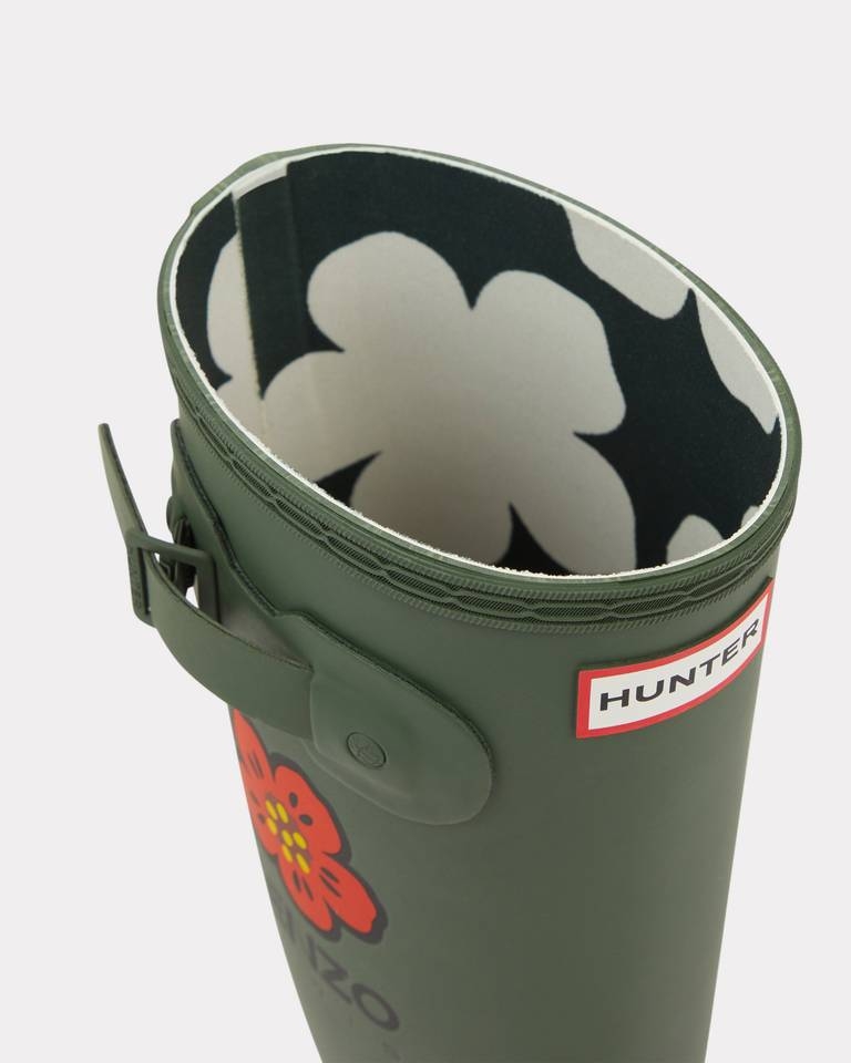 耐用的硫化尼龍鞋身外觀加入了白色的Kenzo Boke海棠花以及Kenzo的紅色Logo