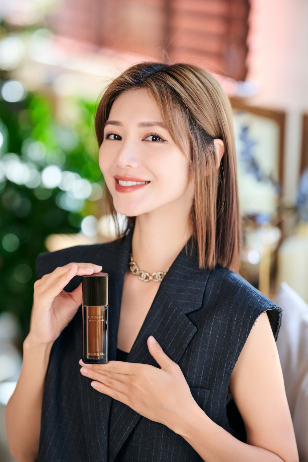 體驗CHANEL SUBLIMAGE L’EXTRAIT DE NUIT 再生及修復晚間精華的魔力。