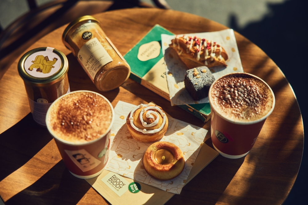 我們能品嚐到眾多聯名的飲品與甜點。 