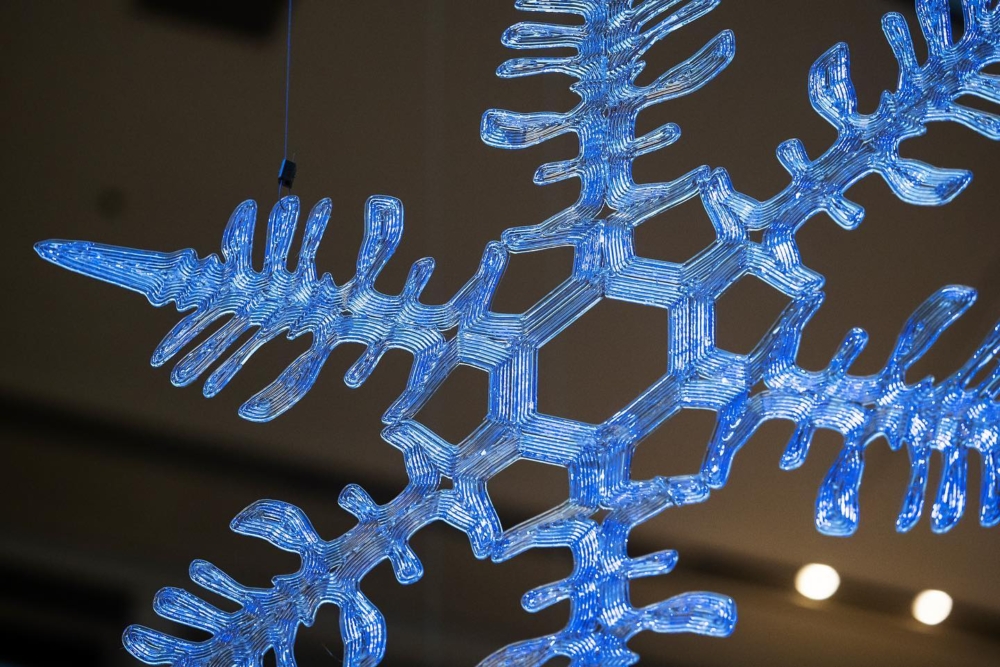 約500片精緻閃亮的雪花由100%可回收PET材料製成
