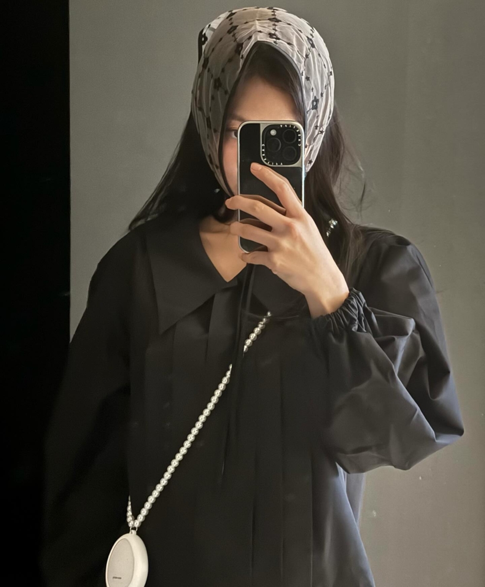 Jennie特意為香水瓶裝上珍珠項鍊掛在身上