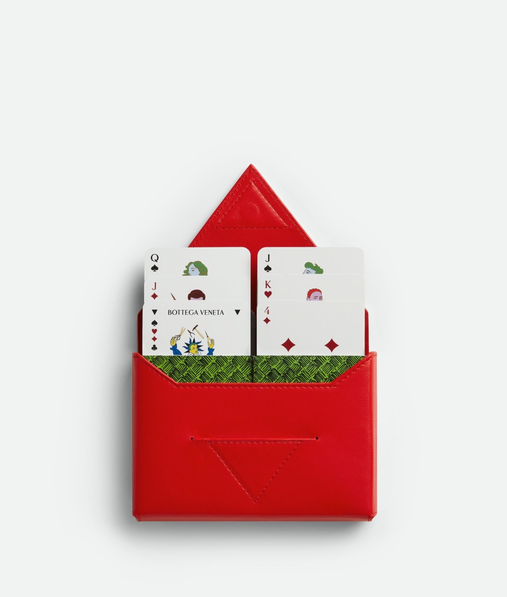 撲克牌套裝由兩副訂製牌和皮革套組成。