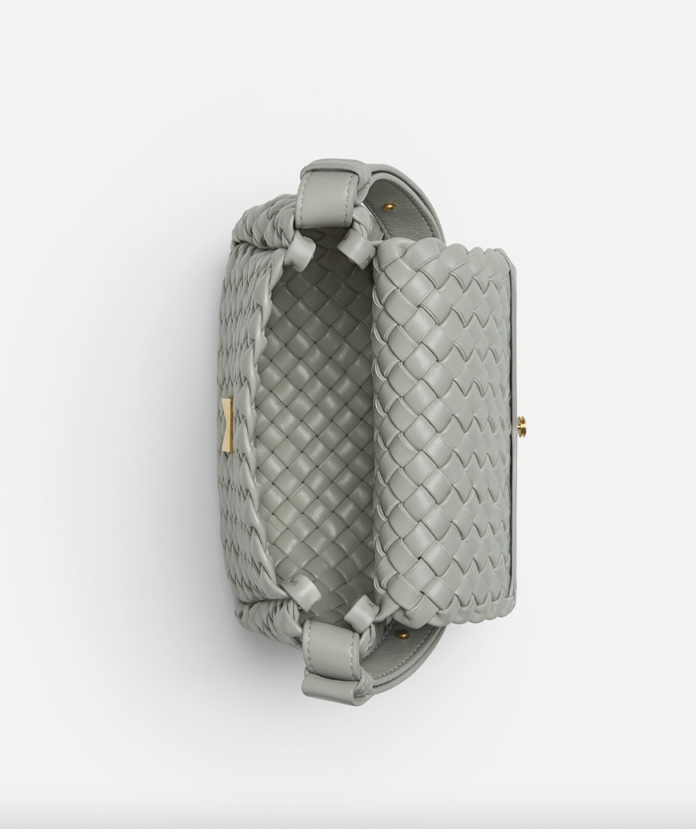 翻蓋的設計相當優雅。