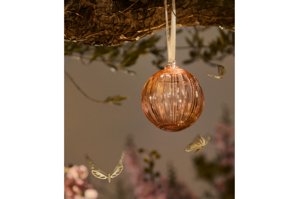 一共推出3種顏色水晶,並綴上Dior白色絲帶