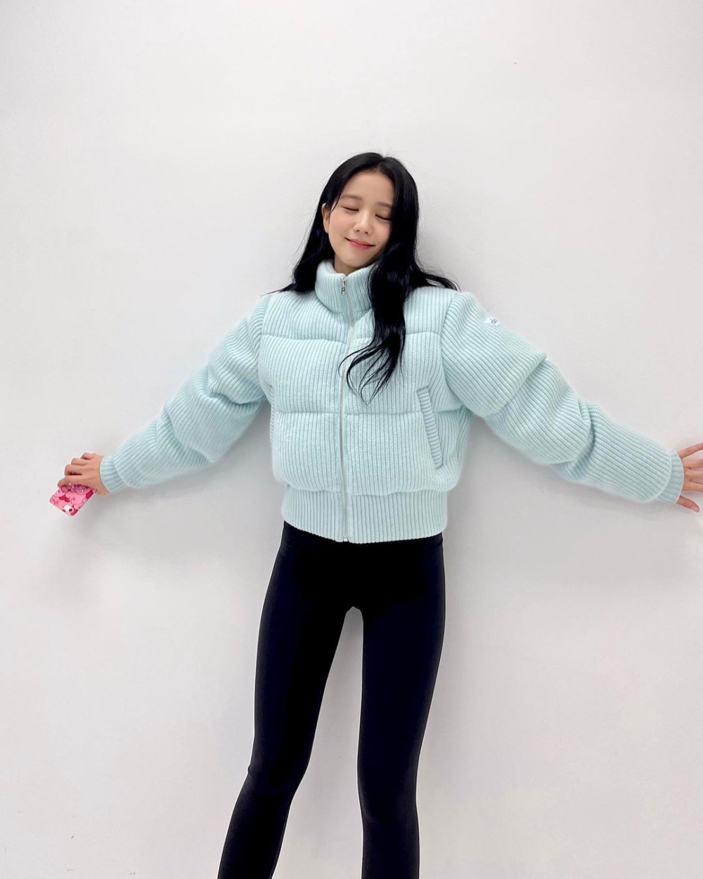 Jisoo穿上Alo Yoga的外套。