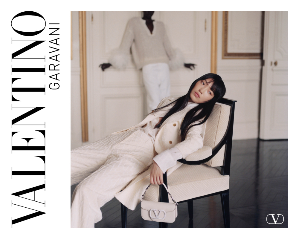 模特兒穿著華麗的服裝以及熠熠生輝的Valentino Garavani配飾