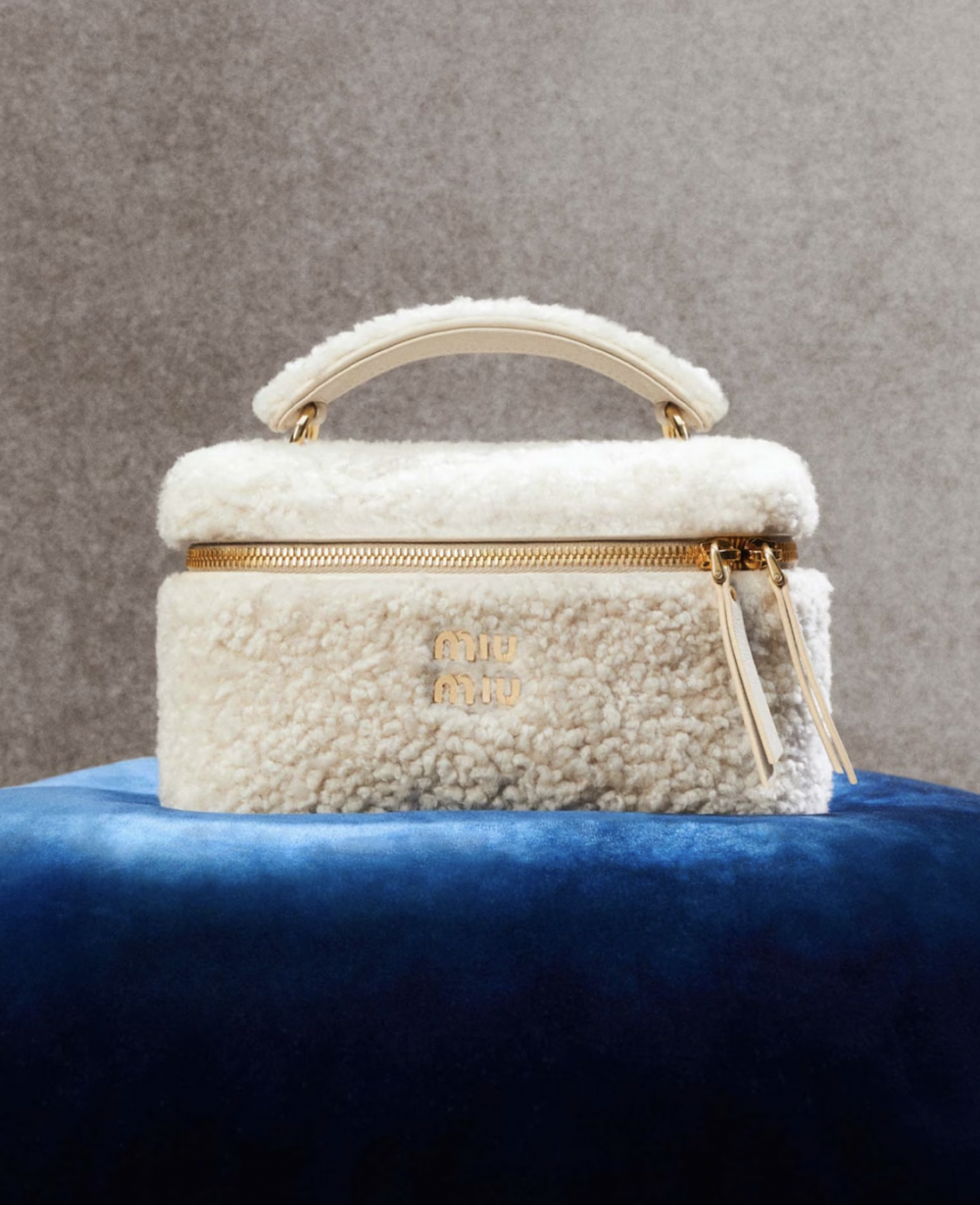 毛毛造型的手提包。