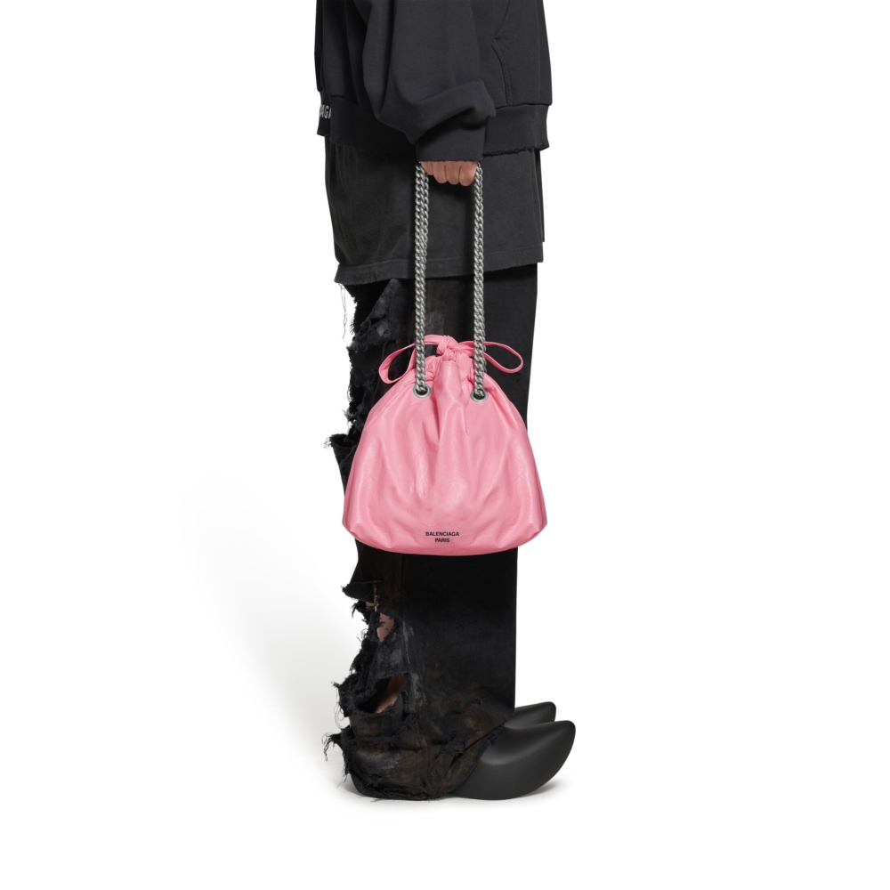 搭配Balenciaga一向獨具風格的時裝。