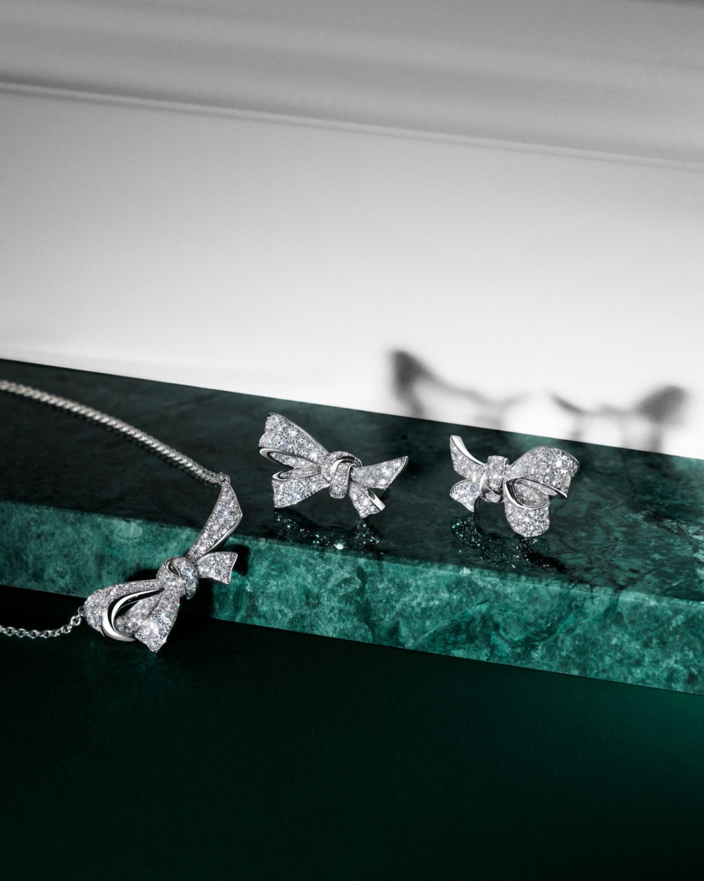 Graff Tilda's Bow系列刻劃出手繫蝴蝶結的美態,無論從任何角度欣賞也耀目醉人