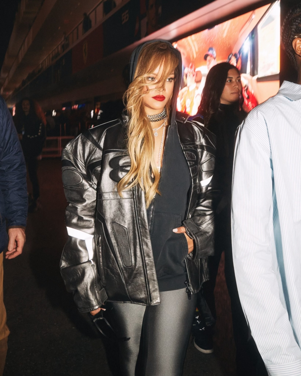 Rihanna近日出席活動時被捕捉到的時髦造型。