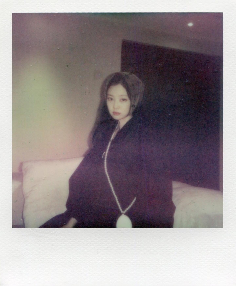 Jennie特意為香水瓶裝上珍珠項鍊掛在身上
