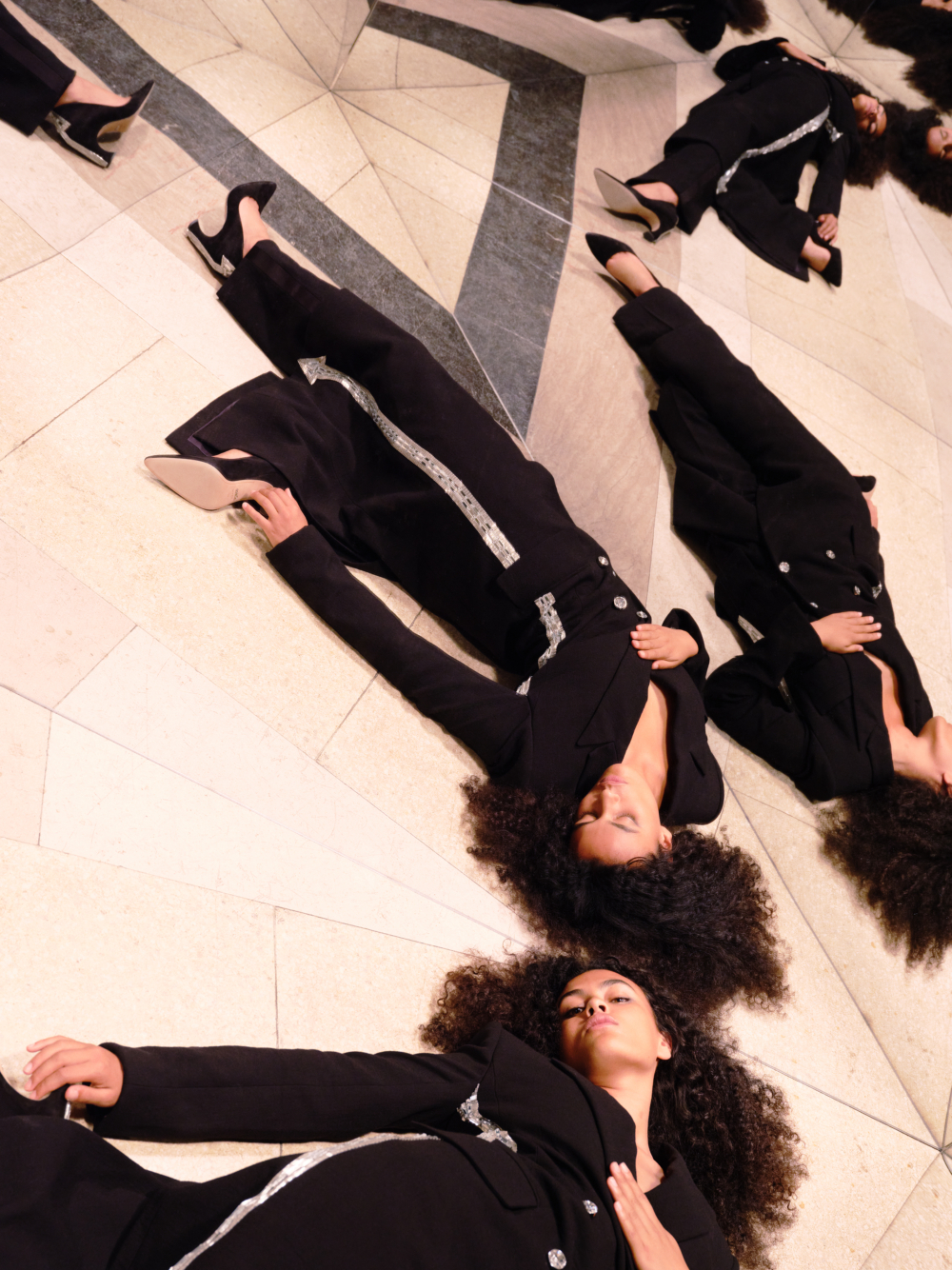 來一場屬於「Chloé 2023假期系列」的狂歡派對