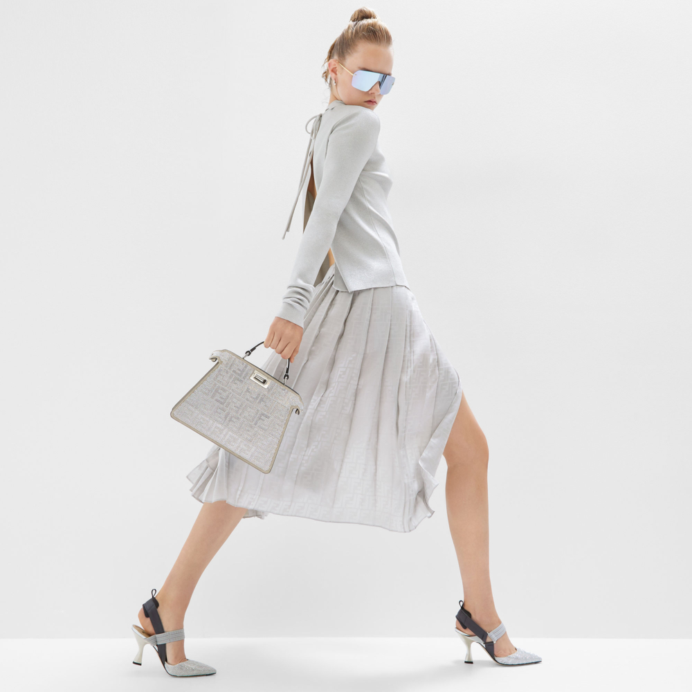 模特兒詮釋Peekaboo ISeeU Small。