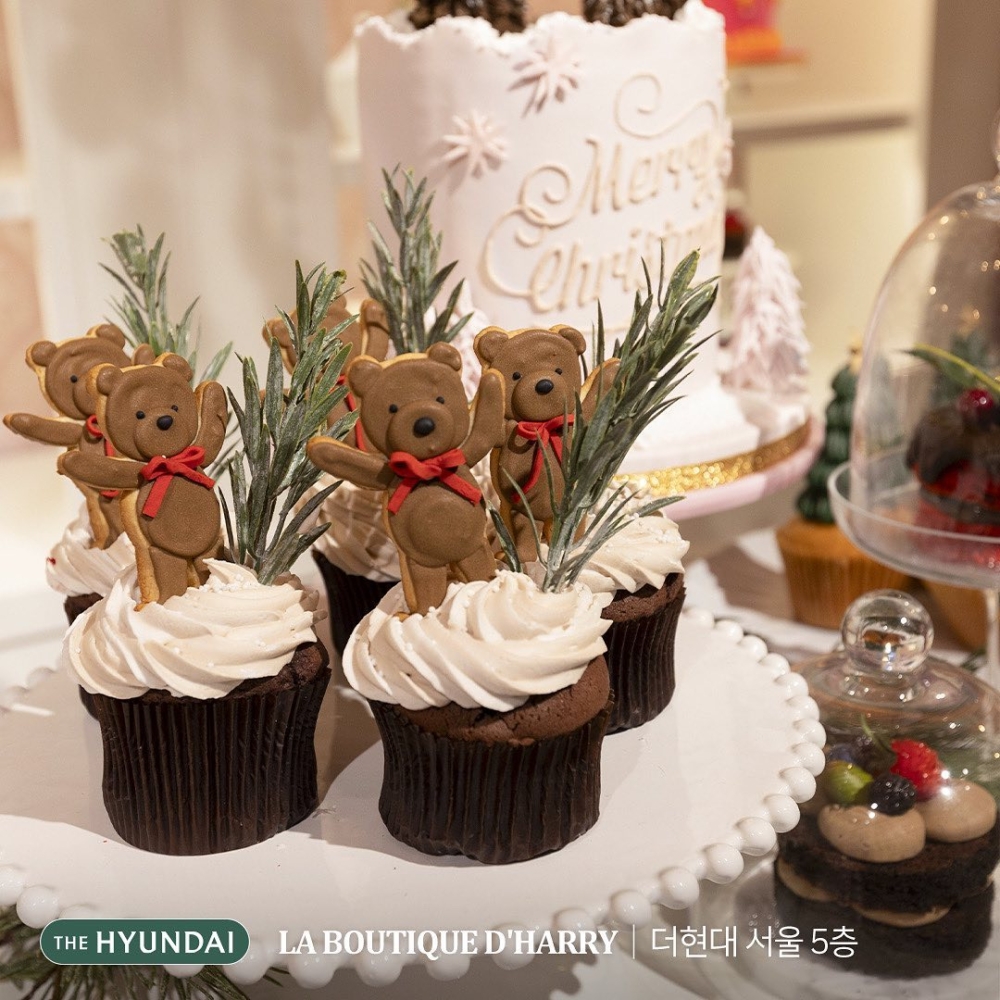 現代百貨各店的標誌性特色的16家店舖化身聖誕村中充滿創意巧思的商店