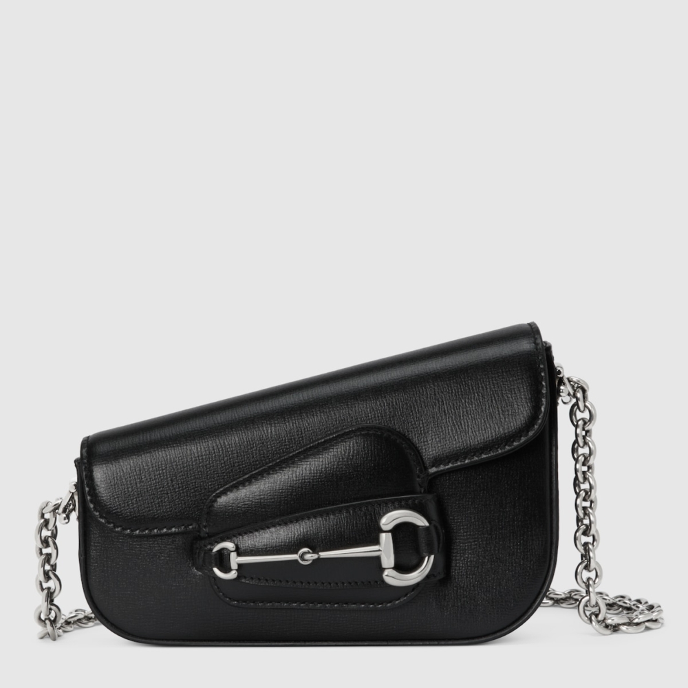 Horsebit 1955 in Demetra採用不對稱長版梯形設計