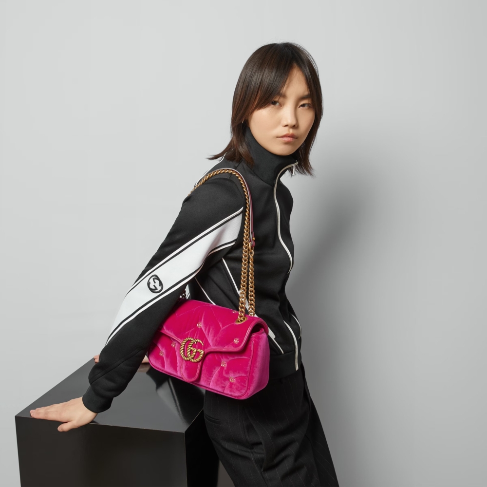 材質以絎縫V形尼龍天鵝絨打造而成。