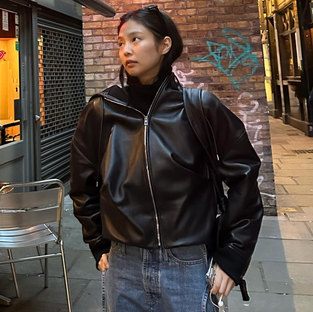 Jennie為我們示範皮革外套的穿搭。