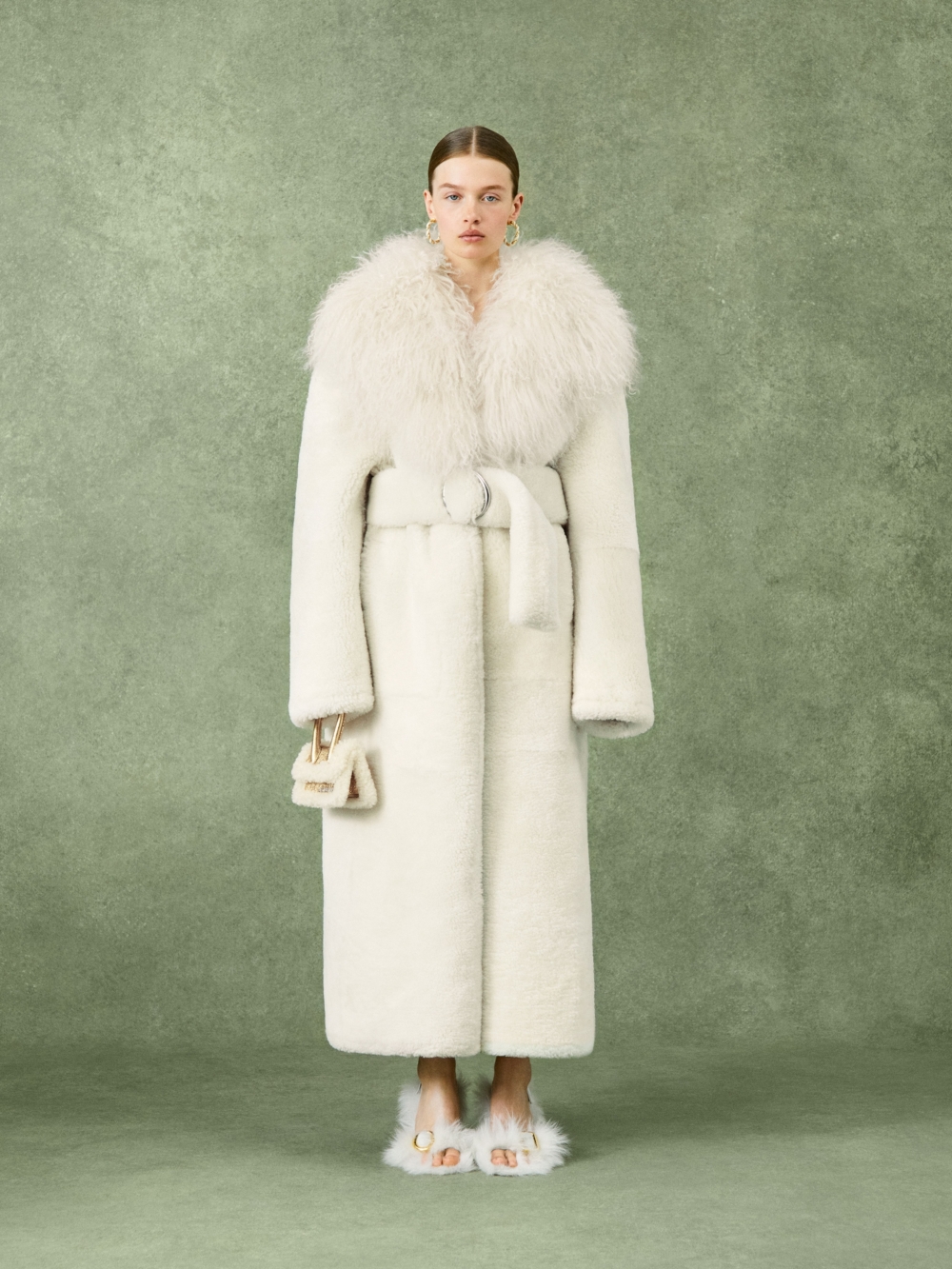 配色選擇上也以節日氛圍感十足的銀色和金色以及紅色、松綠色和白色為主