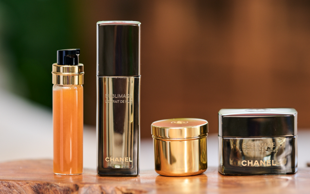 集結CHANEL專業的保養哲學,SULIMAGE 全效再生系列裡蘊含的「綠色瑰寶精萃」香莢蘭正是年輕關鍵一層一層讓肌膚重回年輕細嫩。