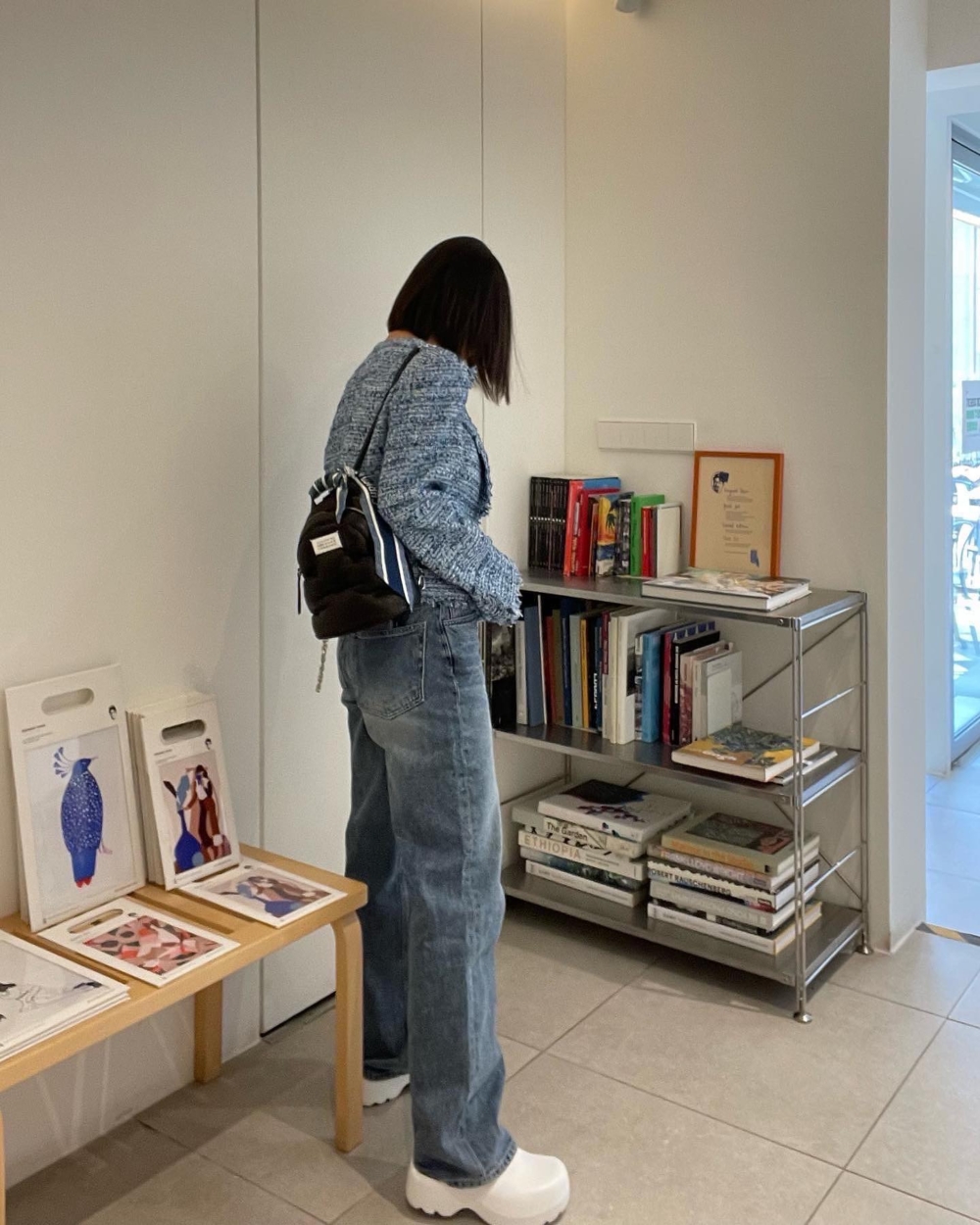 搭配簡單的上衣以及牛仔褲,毫不費力就能穿出時髦感