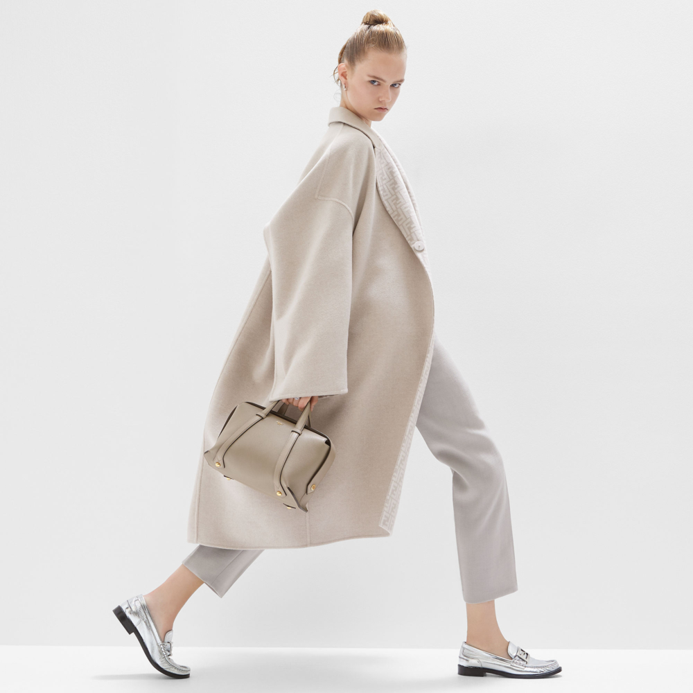 模特兒詮釋FENDI Boston 365波士頓包-灰色。