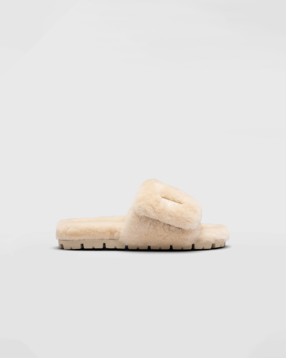 高2cm的橡膠鞋底製造緩衝效果