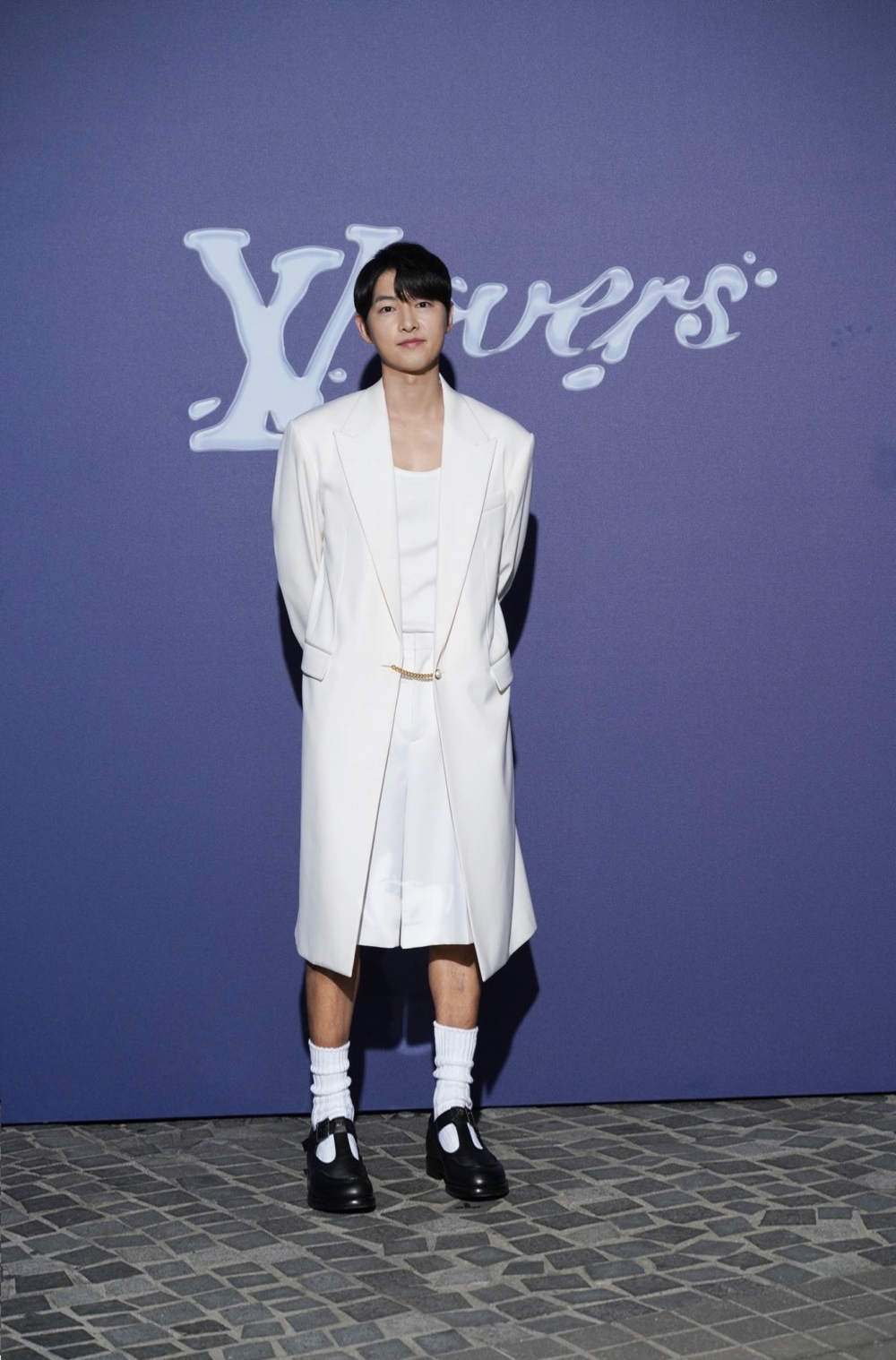 男神宋仲基身穿白色西裝短褲套裝