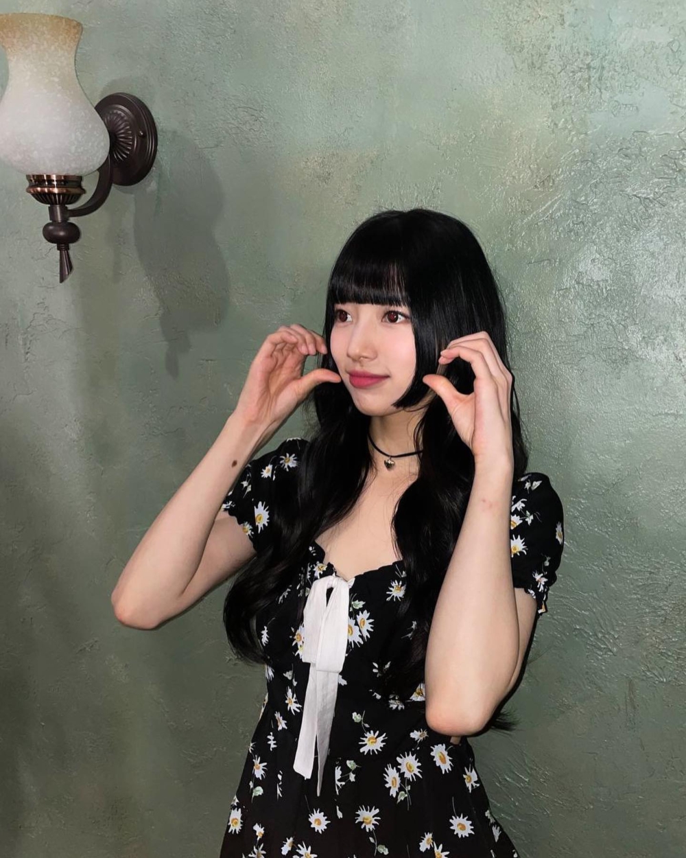 搭配長直髮帶來二次元的感覺,整體不會顯得過於厚重