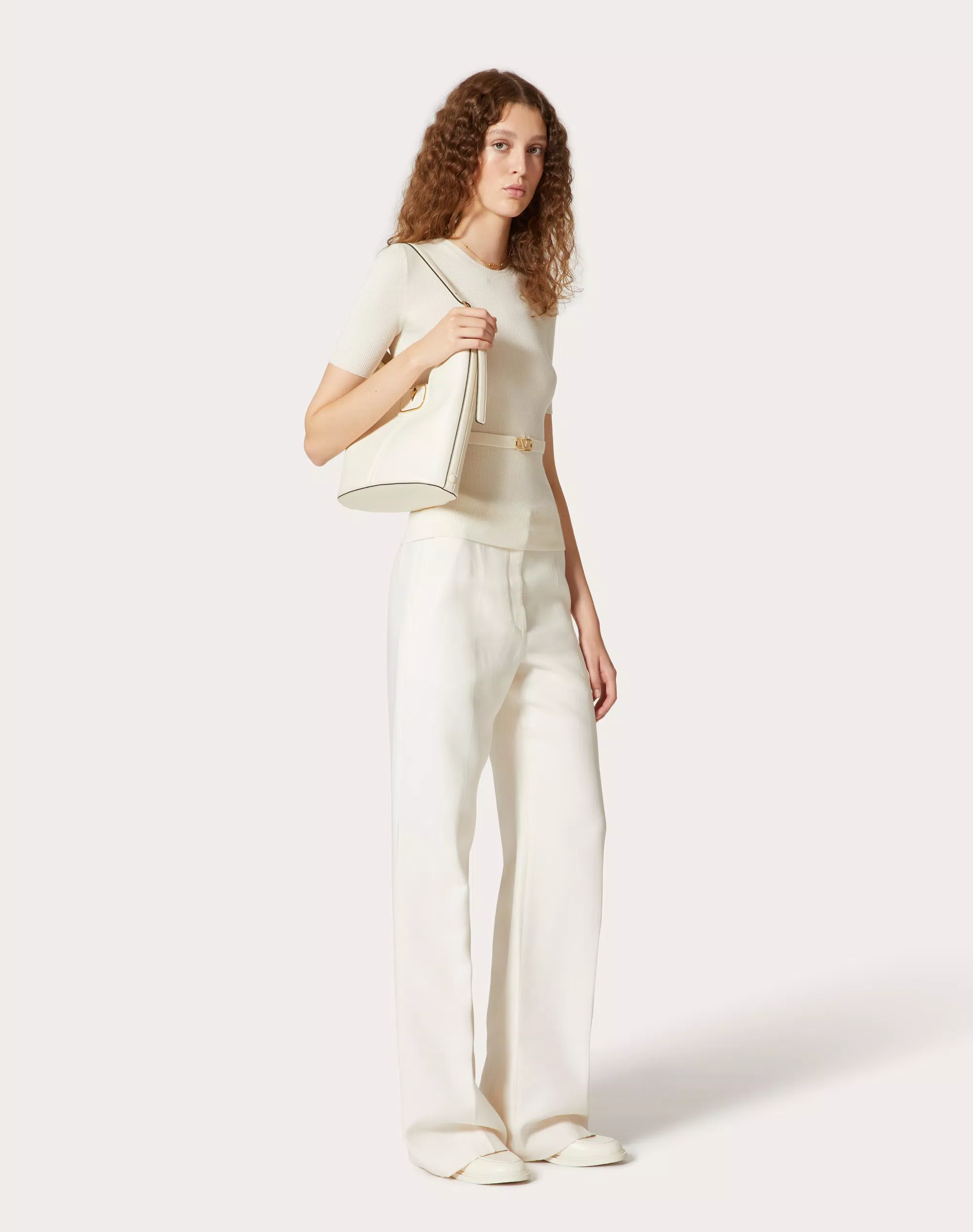 VLogo Leather Hobo Bag in Grainy Calfskin。