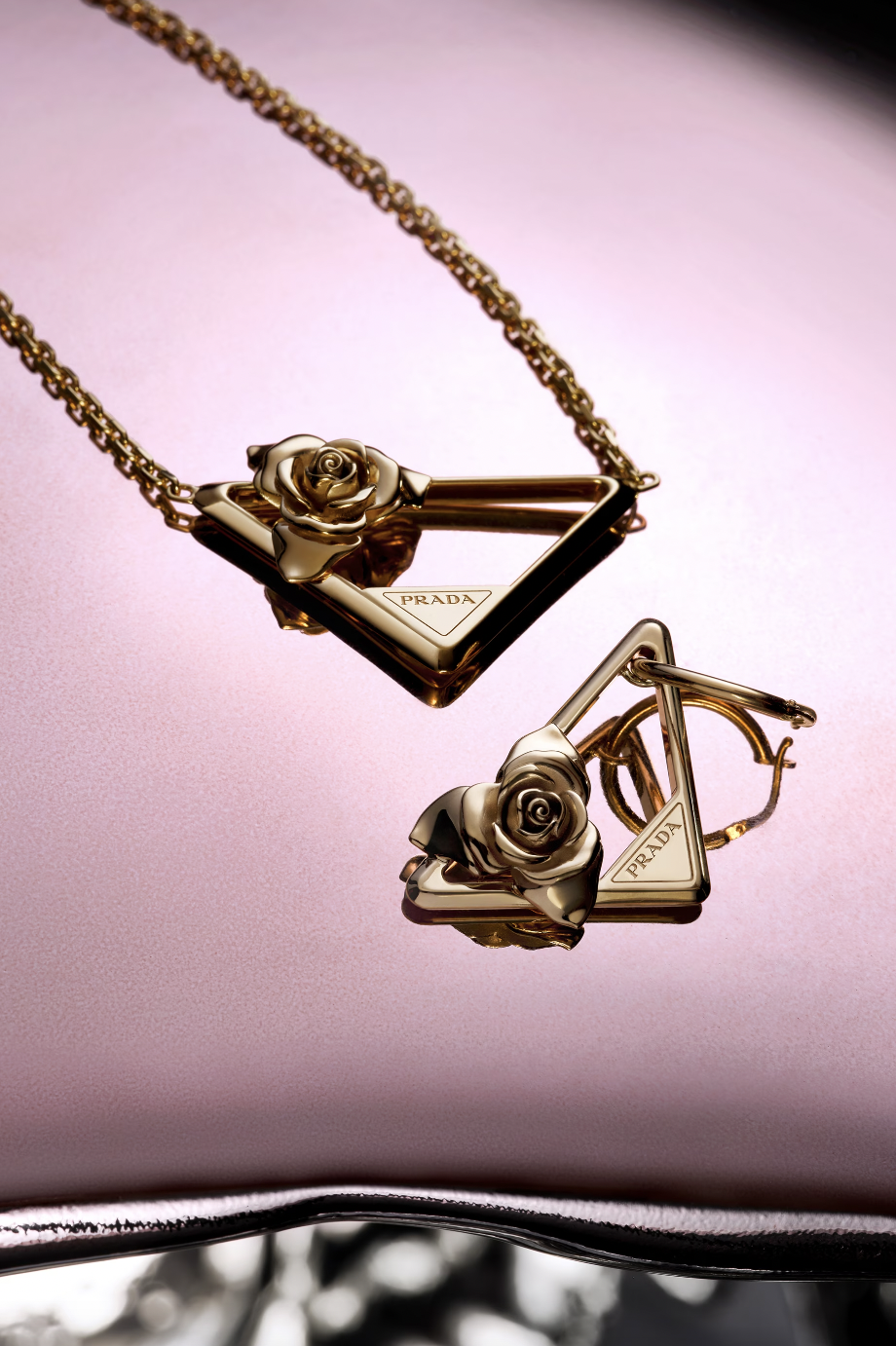 Prada將經典三角形標誌綴上玫瑰花。