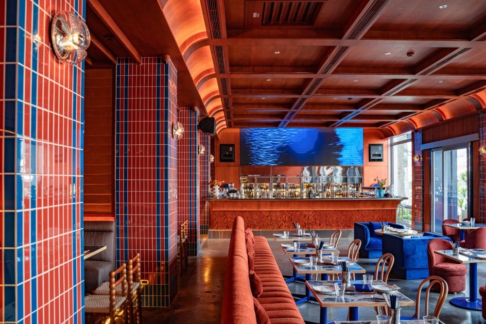 空間以湛藍、橘紅與銀色做為主要色彩，非常時髦。