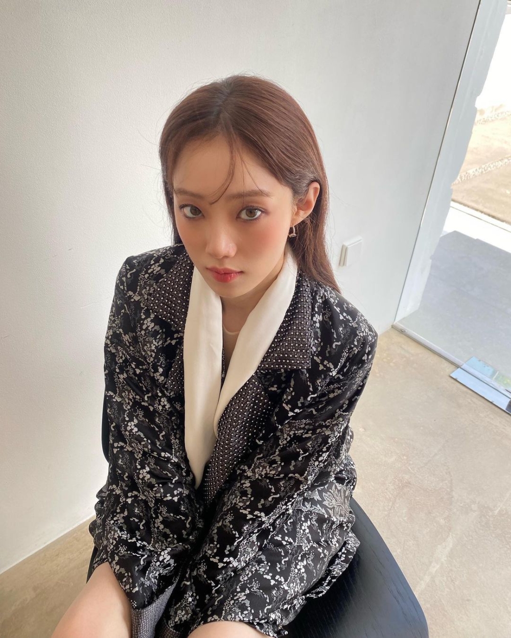 大範圍胭脂有減齡效果之餘,也能令提升面頰的飽滿度,增添可愛感。