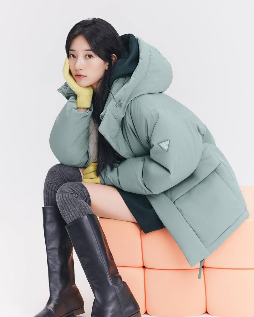 添加一件米色、奶茶色、灰色、淺粉...等淺色調保暖的羽絨服