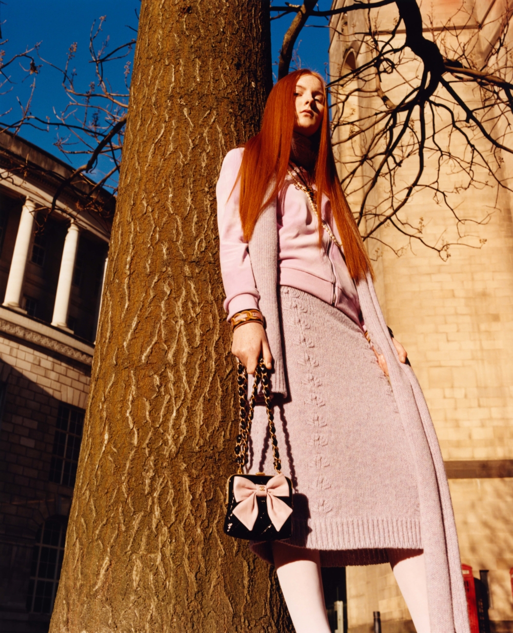 CHANEL釋出的2023/24工藝坊系列形象照。